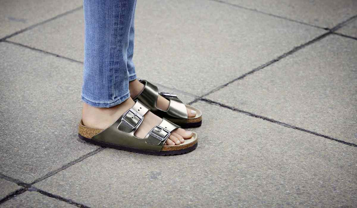  Best sandals for wide feet + great purchase price 